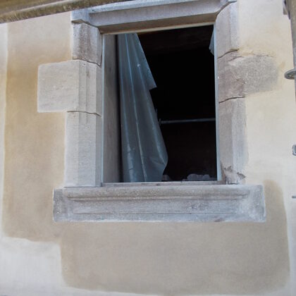 Fenêtre de la tour de la façade Nord restaurée.