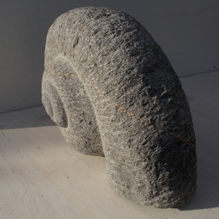 Escargot, en calcaire lacustre dur, Espagne. Taille; 25 x 22 x 15 cm..
