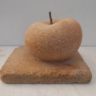 Pomme sur socle, en arkose. Taille: 22 x 26 x 19 cm.