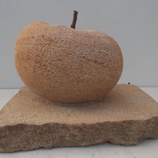 Pomme sur socle, en arkose. Taille: 22 x 26 x 19 cm.