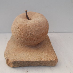 Pomme sur socle, en arkose. Taille: 22 x 26 x 19 cm.