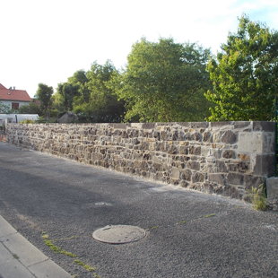 Mur fini coté route 31m50.