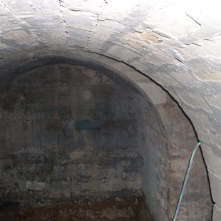 Chantier Laennec, intérieur de la crypte décoffrée.