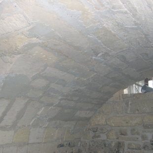 Chantier Laennec, interieur de la crypte décoffrée.