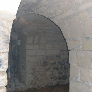 Chantier Laennec, interieur de la crypte décoffrée.