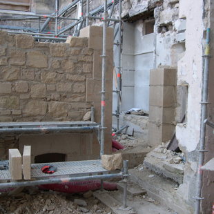 Chantier Laennec, pose de la porte et des murs.