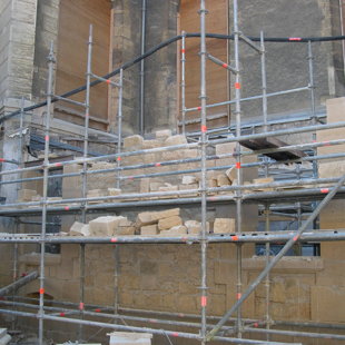 Chantier Laennec, pose des baies et mur.