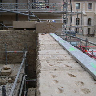 Chantier Laennec, pose des corniches.