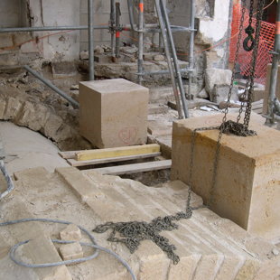 Chantier Laennec, pose des blocs de la base de la sacristie.