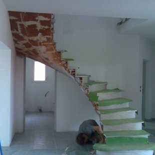 Escalier en voute sarazine en pierre de Moka. En cours.