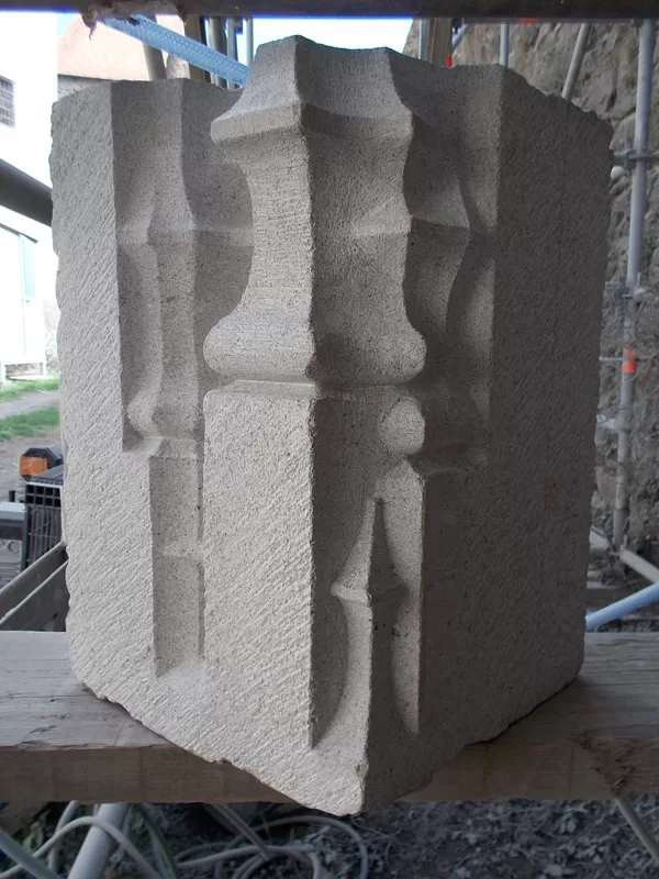  Bases des jambages fenêtre à meneaux.