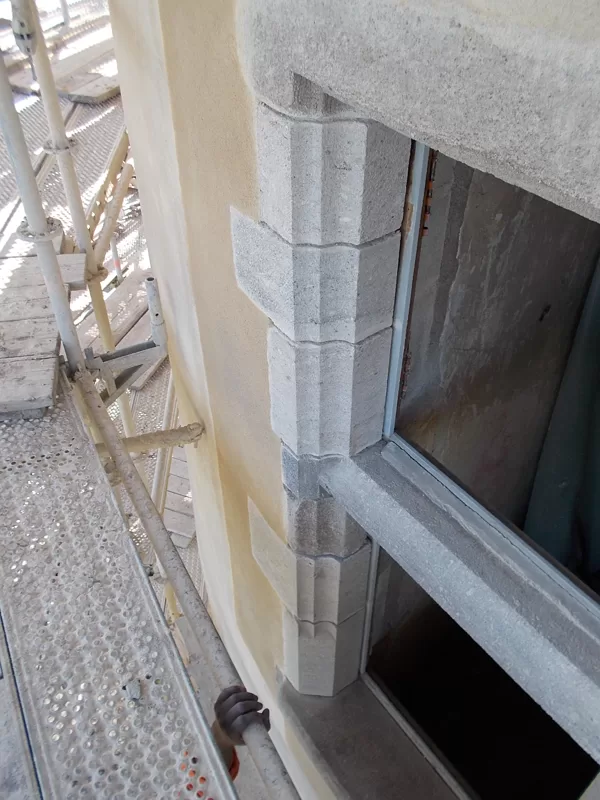 Fenêtre de la tour de la façade Nord restaurée.