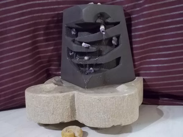 Coeur Volcanique, fontaine en Calcaire de Dordogne et Lave de Volvic, 2020.