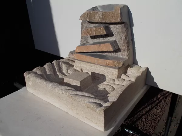 Fontaine Murale, en calcaire dur de différentes couleurs, avec pompe électrique. 2016.