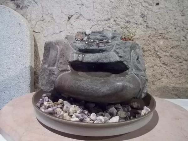 Fontaine Monolithe en lave, 2017.