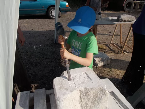 Festi'Lav 2013. Atelier initiation taille de pierre.