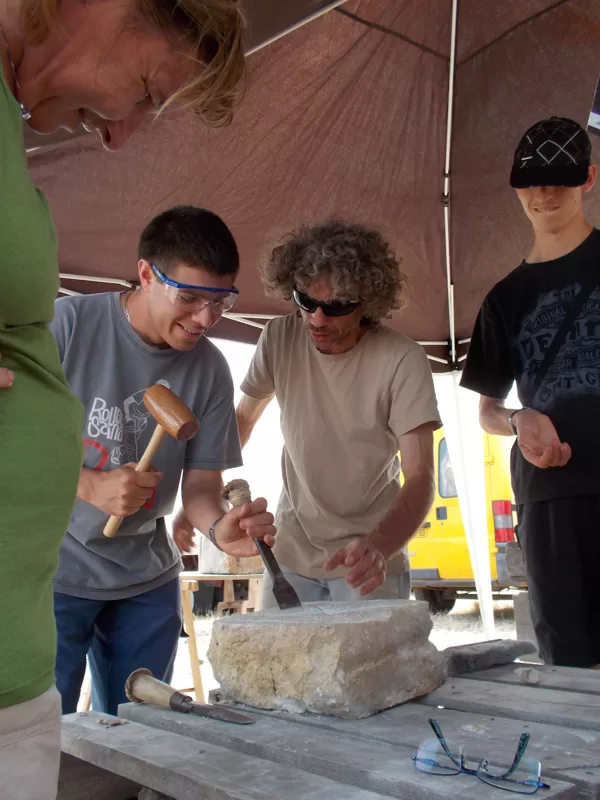 Festi'Lav 2013. Atelier initiation taille de pierre.