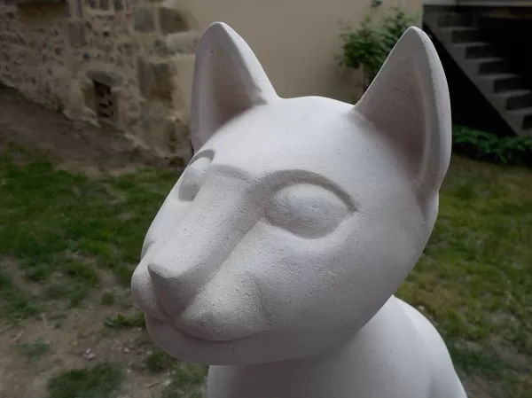 Chat Bastet en calcaire coquillé sur son coussin de basalte, 2018, 50 x 31 x 69
