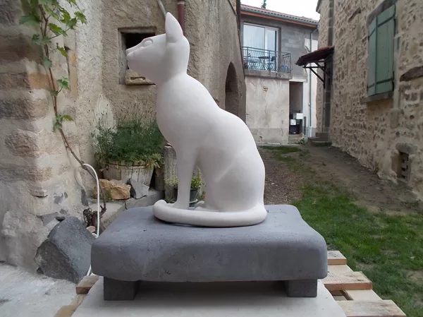 Chat Bastet en calcaire coquillé sur son coussin de basalte, fin.