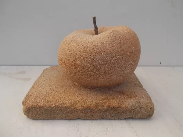 Pomme sur socle, en arkose, 2015, Taille: 22 x 26 x 19 cm.