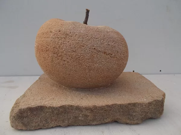 Pomme sur socle, en arkose. Taille: 22 x 26 x 19 cm.