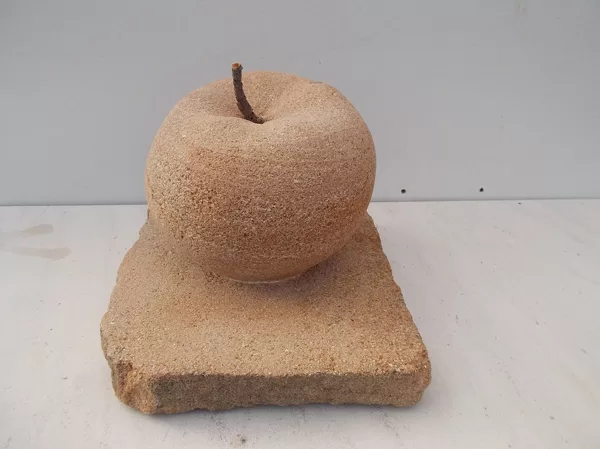 Pomme sur socle, en arkose. Taille: 22 x 26 x 19 cm.