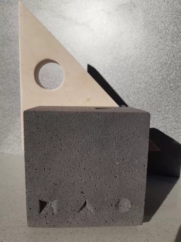 Objet Mémoriel, lave de Volvic et Marbre, 2022.