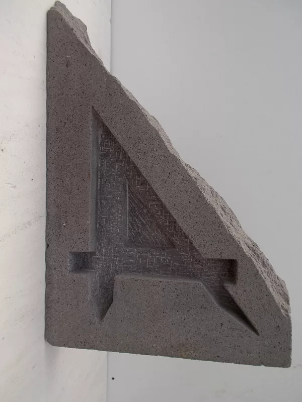 Sigle, en lave de Volvic, 2002. Taille: 30 x 45 x 15 cm.