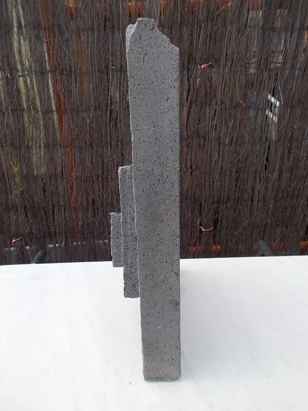 Sigle, en lave de Volvic, 2002. Taille: 30 x 45 x 15 cm.