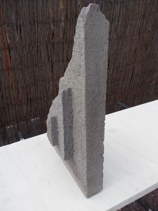 Sigle, en lave de Volvic, 2002. Taille: 30 x 45 x 15 cm.