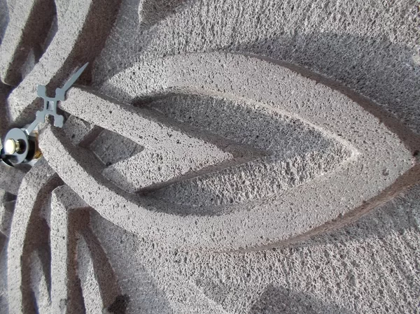 Pendule entrelacs, lave du Mont-Dore, Puy-de-Dôme, détail.