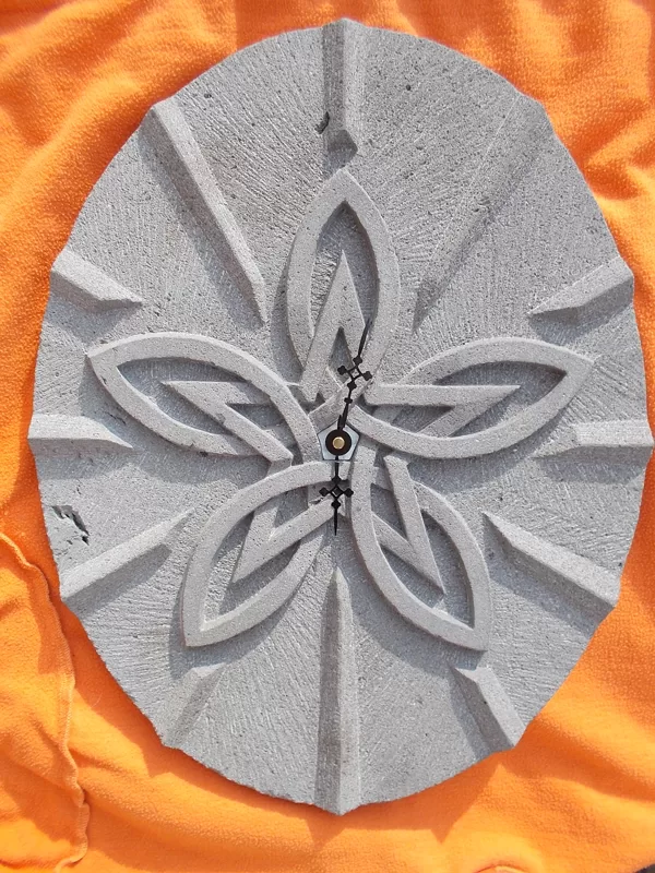 Pendule entrelacs, lave du Mont-Dore, Puy-de-Dôme, 2016, finie et à l'heure !