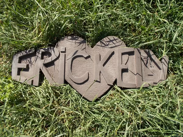 RIKOKELLY, Lave de Volvic, 2014, allongé dans l'herbe.