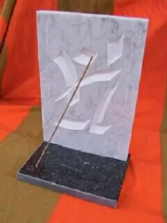 Porte encens, marbre et granit assemblé, 2002.