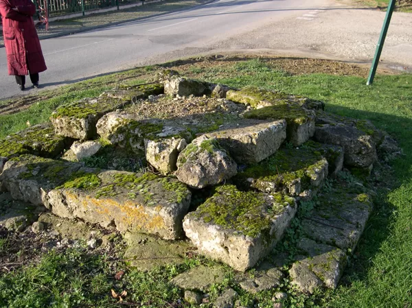 Ce qui restait de l'ancien calvaire.