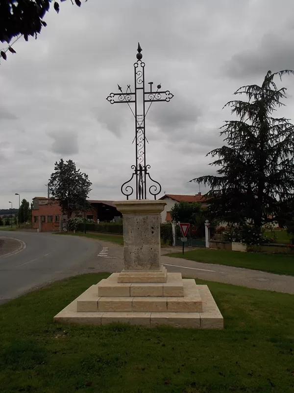 Pose du calvaire de Peyrecave, Gers, 2013.
