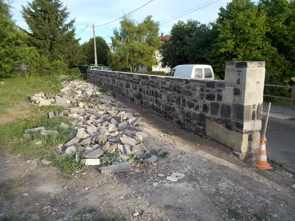 Mur fini coté Jardin 31m50.
