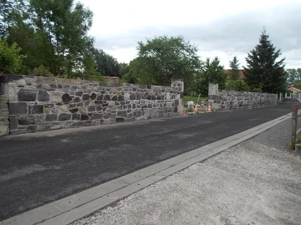 Mur fini coté route 31m50.