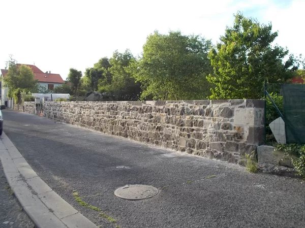 Mur fini coté route 31m50.