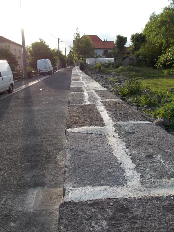 Vue de dessus, en pierres de taille réutilisées.