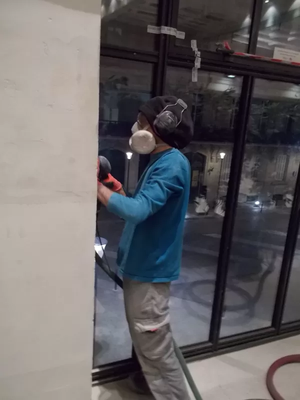Chantier Eurostar, ponçage d'un pilier.