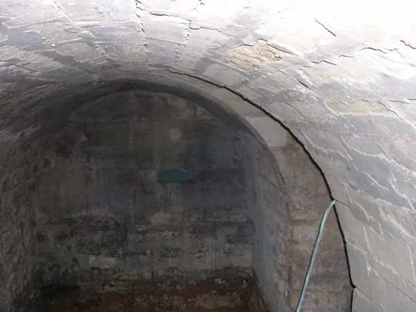 Chantier Laennec, intérieur de la crypte décoffrée.