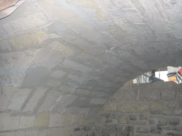 Chantier Laennec, interieur de la crypte décoffrée.
