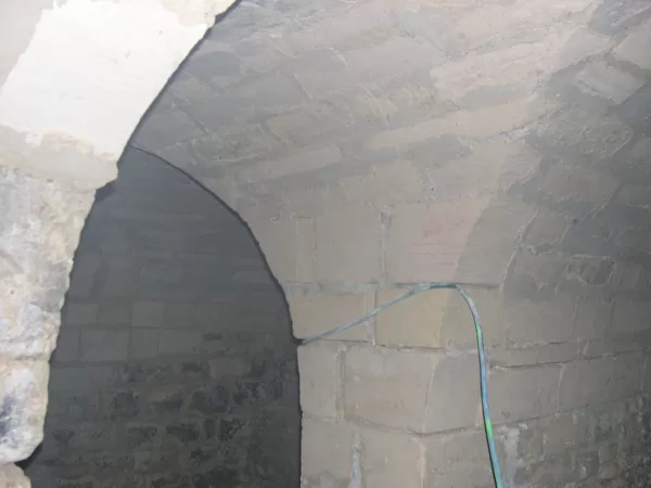 Chantier Laennec, interieur de la crypte décoffrée.