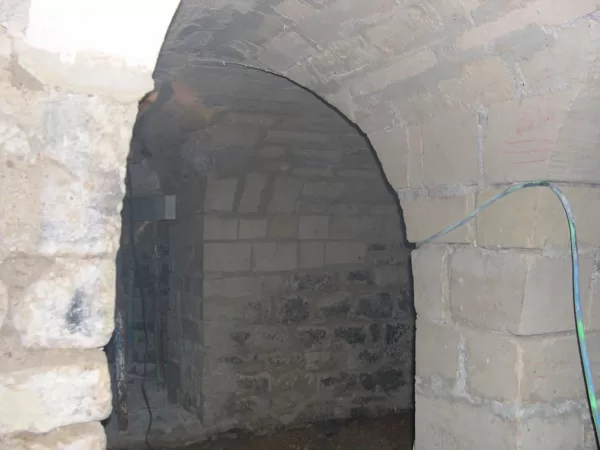 Chantier Laennec, interieur de la crypte décoffrée.