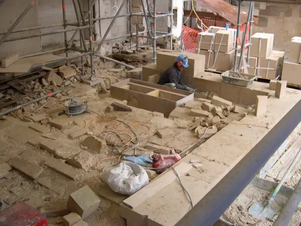 Chantier Laennec, pose des blocs de la base de la sacristie.