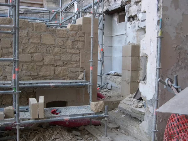 Chantier Laennec, pose de la porte et des murs.