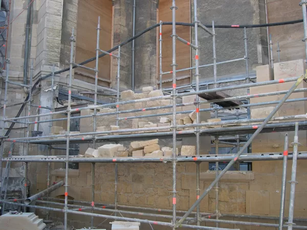 Chantier Laennec, pose des baies et mur.