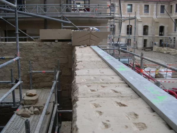 Chantier Laennec, pose des corniches.