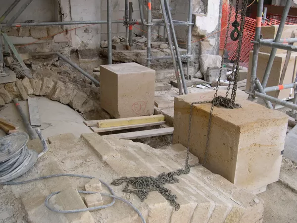 Chantier Laennec, pose des blocs de la base de la sacristie.